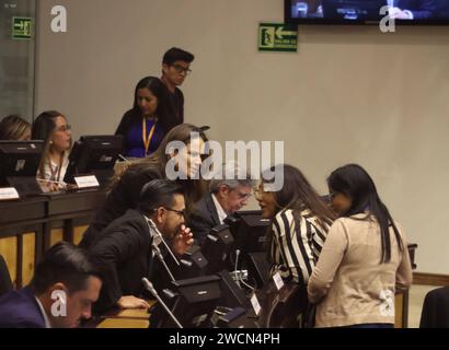 ASAMBLEA-IGUALDAD-SALARIAL-MUJERES-HOMBRES Quito, Martes 16 de enero del 2023 Asamblea conocio el informe no vinculante de la objecion parcial al Proyecto de Ley OrgaÌnica, para la Igualdad Salarial entre Mujeres y Hombres. Fotos:Rolando Enriquez/API Quito Pichincha Ecuador POL-ASAMBLEA-IGUALDAD-SALARIAL-MUJERES-HOMBRES-385e8f85e60f03a6636dc7594f47ab9b *** ASEMBLEA GLEICHSTELLUNG DES GEHALTS für Frauen und MÄNNER Quito, Dienstag, 16. Januar 2023 die Versammlung erhielt den unverbindlichen Bericht über den teilweisen Einwand gegen den Entwurf des GLEICHHEIT des Gesetzes für Frauen und des GEHALTS für Frauen und des GEHALTS für Frauen und des GEHALTS VON Frauen und des Salito Quando-Quando-Quando-Enriquito Stockfoto