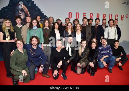 Der Komplette Cast, der Serie... Karoline Schuch, Felix Kramer, Lucas Gregorowicz, Jan Krauter, Robert Glatzeder, Stefan Weinert, Uta Janietz, Berit Künnecke, Sebastian Urzendowsky, Nicola Magdalena Lüders, Florian Hertweck, Justine Sobik, Alix Heyblom, Frida Beineix und Richard Manualpillai sowie die Serienschöpfer Adolfo J. Kolmerer Regie, Christian Alvart Regie, Drehbuch und Produzent, Arend Remmers Headautor, Drehbuch sowie Thomas Schreiber, Geschäftsführer der ARD Degeto und Christoph Pellander, Redaktionsleiter der ARD Degeto. Ankunft zur PREMIERE, der achtteilige Mystery-Crime-Serie Ode Stockfoto