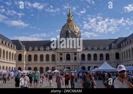 Paris, Frankreich - 14. Juli 2023 - Ausstellung militärischer Ausrüstung nach der Militärparade am Bastille-Tag auf den Champs-Elysées Stockfoto