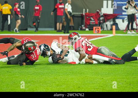 Tampa Bay, Florida, USA, 15. Januar 2024, Philadelphia Eagles Wide Receiver DeVonta Smith #6 wird im Raymond James Stadium angegriffen. (Foto: Marty Jean-Louis/Alamy Live News Stockfoto