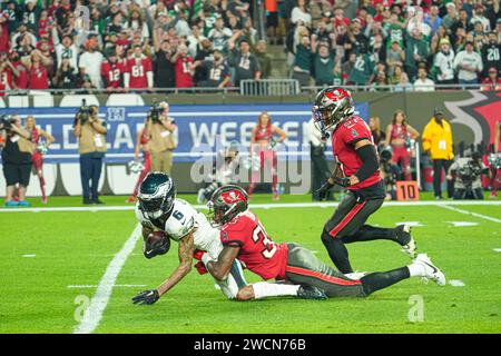Tampa Bay, Florida, USA, 15. Januar 2024, Philadelphia Eagles Wide Receiver DeVonta Smith #6 wird im Raymond James Stadium angegriffen. (Foto: Marty Jean-Louis/Alamy Live News Stockfoto