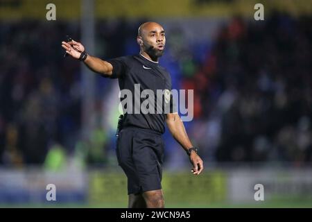 Eastleigh, Großbritannien. Januar 2024. Schiedsrichter Sam Allison gibt während des 3. Runde Replay Matches Eastleigh FC gegen Newport County FC Emirates FA Cup im Silverlake Stadium, Eastleigh, England, Großbritannien am 16. Januar 2024 Guthaben: Every Second Media/Alamy Live News Stockfoto