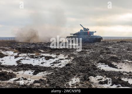 Ein Panzer wird in der verkehrslosen Gegend gesehen, die auf eine Kampfmission geht. Panzerbataillon der 41. Mechanisierten Brigade der Streitkräfte der Ukraine in der Region Charkiw, Ukraine. Der Krieg der Russischen Föderation gegen die Ukraine dauert nun seit zwei Jahren. Ukrainische Truppen verteidigen mutig ihr Land. Stockfoto