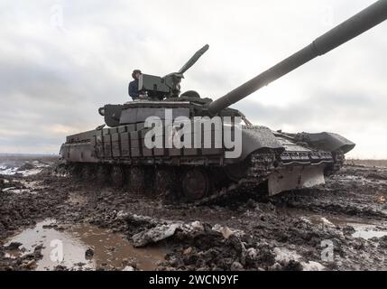 Ein Panzer wird in der verkehrslosen Gegend gesehen, die auf eine Kampfmission geht. Panzerbataillon der 41. Mechanisierten Brigade der Streitkräfte der Ukraine in der Region Charkiw, Ukraine. Der Krieg der Russischen Föderation gegen die Ukraine dauert nun seit zwei Jahren. Ukrainische Truppen verteidigen mutig ihr Land. Stockfoto