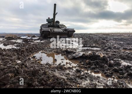 Region Charkiv, Ukraine. Dezember 2023. Ein Panzer wird in der verkehrslosen Gegend gesehen, die auf eine Kampfmission geht. Panzerbataillon der 41. Mechanisierten Brigade der Streitkräfte der Ukraine in der Region Charkiw, Ukraine. Der Krieg der Russischen Föderation gegen die Ukraine dauert nun seit zwei Jahren. Ukrainische Truppen verteidigen mutig ihr Land. (Foto: Mykhaylo Palinchak/SOPA Images/SIPA USA) Credit: SIPA USA/Alamy Live News Stockfoto