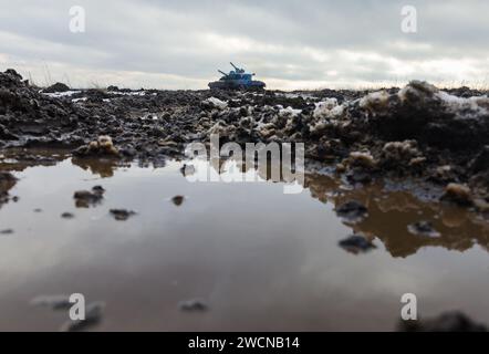 Region Charkiv, Ukraine. Dezember 2023. Ein Panzer wird in der verkehrslosen Gegend gesehen, die auf eine Kampfmission geht. Panzerbataillon der 41. Mechanisierten Brigade der Streitkräfte der Ukraine in der Region Charkiw, Ukraine. Der Krieg der Russischen Föderation gegen die Ukraine dauert nun seit zwei Jahren. Ukrainische Truppen verteidigen mutig ihr Land. (Credit Image: © Mykhaylo Palinchak/SOPA Images via ZUMA Press Wire) NUR REDAKTIONELLE VERWENDUNG! Nicht für kommerzielle ZWECKE! Stockfoto