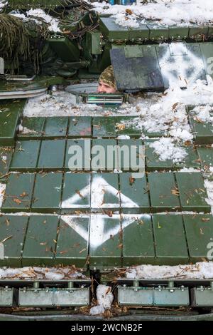 Region Charkiv, Ukraine. Dezember 2023. In der Luke des Tanks ist ein Tankbesatzungsmann zu sehen. Panzerbataillon der 41. Mechanisierten Brigade der Streitkräfte der Ukraine in der Region Charkiw, Ukraine. Der Krieg der Russischen Föderation gegen die Ukraine dauert nun seit zwei Jahren. Ukrainische Truppen verteidigen mutig ihr Land. (Foto: Mykhaylo Palinchak/SOPA Images/SIPA USA) Credit: SIPA USA/Alamy Live News Stockfoto