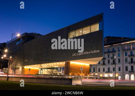 Lugano, Schweiz - 14. Januar. 2022: Äußerung der modernen Architektur des Kulturzentrums LAC (Lugano Arte e Cultura) zur blauen Stunde Stockfoto