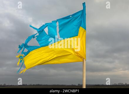 Region Charkiv, Ukraine. Dezember 2023. Eine zerrissene Flagge der Ukraine in der Region Charkiw. (Foto: Mykhaylo Palinchak/SOPA Images/SIPA USA) Credit: SIPA USA/Alamy Live News Stockfoto