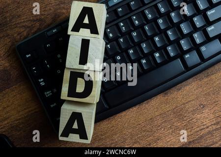 Konzept der Holzwürfel mit dem Wort Awareness Interest Desire Action auf hölzernem Hintergrund. Stockfoto