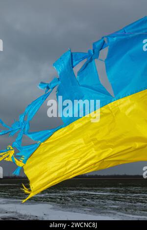 Region Charkiv, Ukraine. Dezember 2023. Eine zerrissene Flagge der Ukraine in der Region Charkiw. (Credit Image: © Mykhaylo Palinchak/SOPA Images via ZUMA Press Wire) NUR REDAKTIONELLE VERWENDUNG! Nicht für kommerzielle ZWECKE! Stockfoto