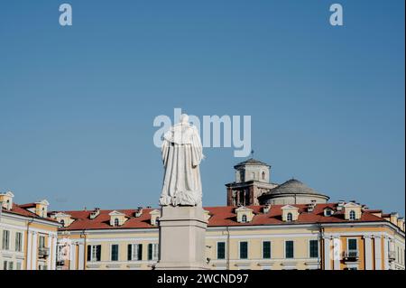 Cuneo, Italien. Januar 2024. Werfen Sie einen Blick auf die Piazza Galimberti, das historische Herz der Stadt Stockfoto