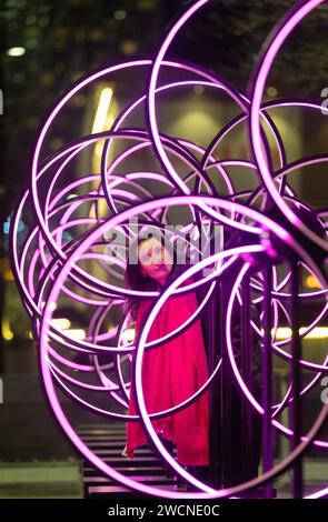 AUF FOTO - Francesca Clemens EDITORIAL USE ONLY Kinetic Perspectives von Juan Fuentes in der Water Street auf dem Canary Wharf Winter Lights Festival. Bilddatum: Dienstag, 16. Januar 2024. Stockfoto