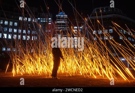 NUR ZUR VERWENDUNG ALS EDITORIAL Sign, von Vendel & de Wolf im Westferry Circus, ausgestellt auf dem Canary Wharf Winter Lights Festival. Bilddatum: Dienstag, 16. Januar 2024. Stockfoto