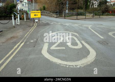 Januar 2024 - zwanzig Geschwindigkeitsbegrenzungen und vorübergehende Autobahnschilder in Cheddar, Somerset, England, Großbritannien. Stockfoto