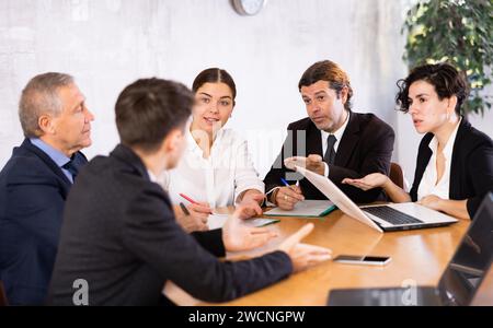 Treffen von Top-Managern im Tagungsraum in einem modernen Büro Stockfoto