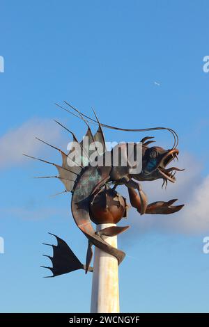 Plymouths „Leviathan“, eine Meeresmonsterskulptur von Brian Fell MA aus patiniertem Stahl, die lokal als „die Plymouth Garnele“ bekannt ist. Stockfoto