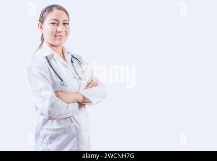 Porträt einer lächelnden Ärztin mit gekreuzten Armen isoliert. Erfolgreiche Ärztin mit gekreuzten Armen isoliert Stockfoto