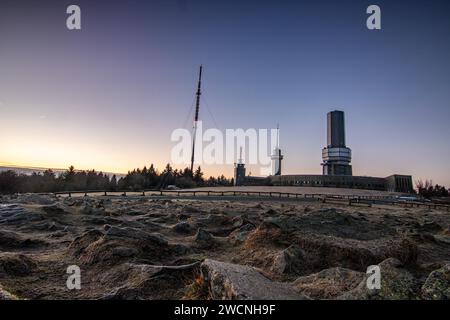 Landschaft auf dem Großen Feldberg, Taunus Vulkanregion. Ein bewölkter, sonniger Wintertag, Wiesen, Hügel, Schnee und Wälder mit Blick auf den Winter Stockfoto