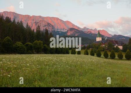 Alpenglow auf Schloss Elmau, Wettersteinberge im Morgenlicht Stockfoto