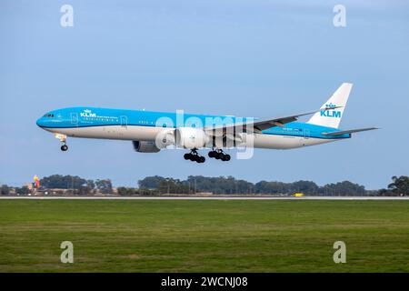 KLM - Royal Dutch Airlines Boeing 777-306/er (Reg.: PH-BVP) kommt nach Sonnenuntergang zur Wartung an. Stockfoto