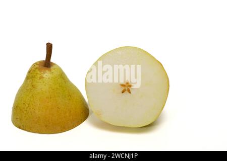 Nahaufnahme einer frischen Birne, die in zwei Hälften geschnitten wurde, isoliert auf weißem Hintergrund und Kopierraum Stockfoto