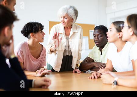 Gruppe von Personen, die an einem Sprachkurs teilnehmen Stockfoto