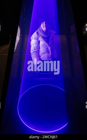 AUF FOTO - Kate Bailey VERWENDET NUR Schiffe vom Limbic Cinema im Crossrail Place Roof Garden, die auf dem Canary Wharf Winter Lights Festival gezeigt werden. Bilddatum: Dienstag, 16. Januar 2024. Stockfoto