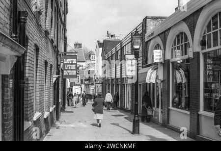 1975 Schwarzweiß-Archivbild von Perrin's Court in Hampstead mit dem Gebäude von Hampstead & Highgate Express, The Ham & High, auf der rechten Seite. Stockfoto