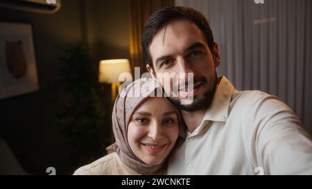 Nahaufnahme verheiratetes glückliches Paar stehender Ehemann hält das Handy in der Hand ferngesteuerte Videogespräche mit Freunden oder Familie Stockfoto