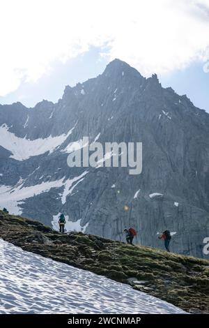 Bergsteiger auf einem Wanderweg, Aufstieg zum Schönbichler Horn, felsiger Gipfel Furtschaglspitze im Hintergrund, Berliner Hoehenweg, Zillertaler Alpen Stockfoto