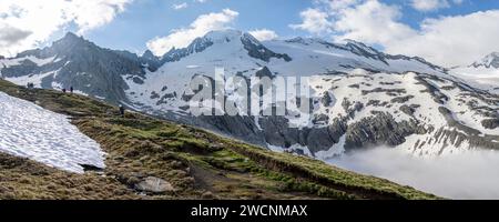 Bergsteiger auf einem Wanderweg, Aufstieg zum Schönbichler Horn, felsiger Gipfel Furtschaglspitze und Gletschergipfel großer Moeseler mit Furtschaglkees Stockfoto