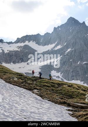 Bergsteiger auf einem Wanderweg, Aufstieg zum Schönbichler Horn, felsiger Gipfel Furtschaglspitze im Hintergrund, Berliner Hoehenweg, Zillertaler Alpen Stockfoto