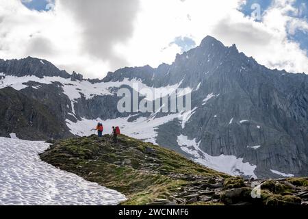 Bergsteiger auf einem Wanderweg, Aufstieg zum Schönbichler Horn, felsiger Gipfel Furtschaglspitze im Hintergrund, Berliner Hoehenweg, Zillertaler Alpen Stockfoto