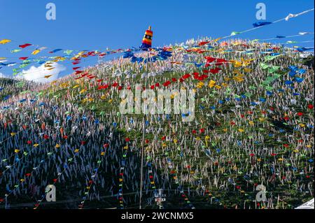 Tibet, Kham, Tagong. Hunderte von Gebetsfahnen über dem Ser Gergyo-Kloster. Stockfoto