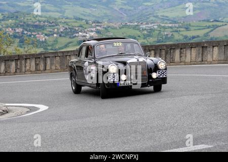 Mille Miglia 2014 oder 1000 Miglia, Nr. 322, Mercedes-Benz 220A, Baujahr 1955, Oldtimer-Rennen, San Marino, Italien Stockfoto