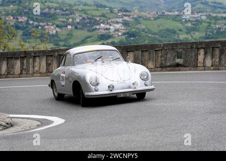 Mille Miglia 2014 oder 1000 Miglia, Nr. 269, Porsche 356 1500, Baujahr 1953, Oldtimer-Rennen, San Marino, Italien Stockfoto