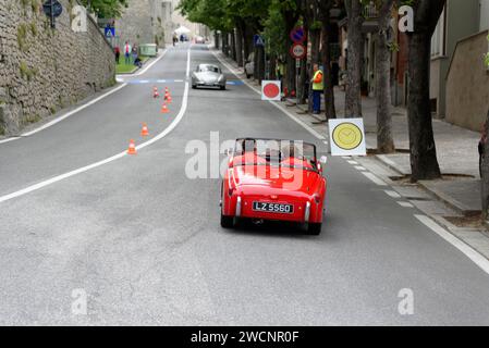 Mille Miglia 2014 oder 1000 Miglia, nein 308, Triumph TR 2 Sports, Modelljahr 1954, hintere Nr. 279, Mercedes-Benz 300 SL W 198, Modelljahr 1954, Classic Stockfoto