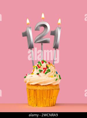 Geburtstagskarte mit Cupcake und Kerze Nummer 121 Stockfoto