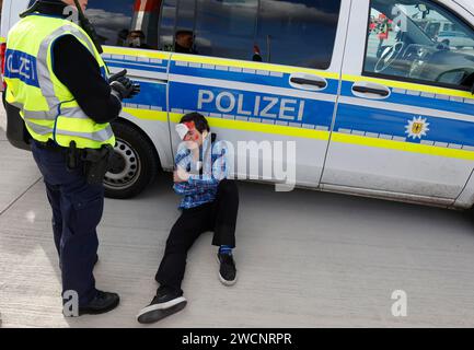 EASA-Notfallübung am BER-Flughafen haben Rettungsdienste einen Notfall im Bereich der Luftsicherheit einstudiert. Die Flughafenfirma hat für ein geprobt Stockfoto