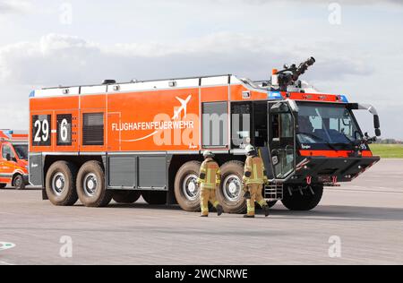 Flughafenfeuerwehr-Triebwerk auf dem BER-Asphalt während einer EASA-Notfallübung. Rettungsdienste haben einen Notfall in der Luftfahrt einstudiert Stockfoto