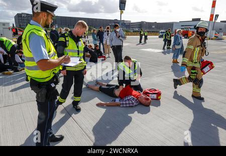 EASA-Notfallübung am BER-Flughafen haben Rettungsdienste einen Notfall im Bereich der Luftsicherheit einstudiert. Die Flughafenfirma hat für ein geprobt Stockfoto