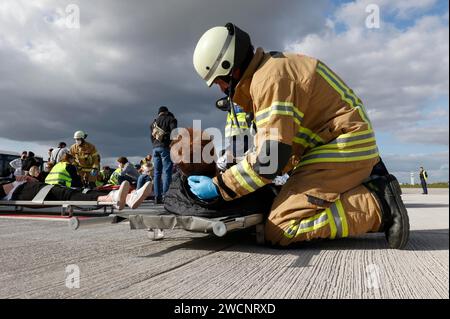 EASA-Notfallübung am BER-Flughafen haben Rettungsdienste einen Notfall im Bereich der Luftsicherheit einstudiert. Die Flughafenfirma hat für ein geprobt Stockfoto