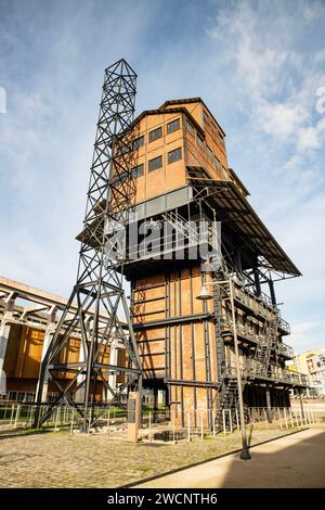 Eines der historischen Gebäude Istanbuls, das Gaskraftwerk, das Gas aus Kohle produziert, befindet sich im Stadtteil Kadıköy, das aus Ziegelstein und Stahl besteht Stockfoto