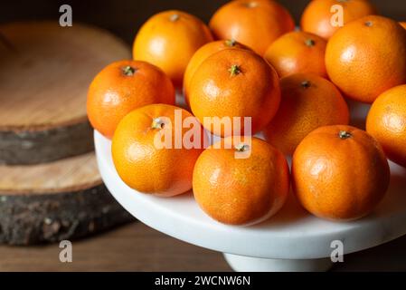 Getrocknete Datteln Früchte auf einem weißen Steinkuchenständer. Stockfoto