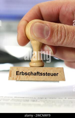 Holzstempel mit der Inschrift: Erbschaftssteuer, Studio Stockfoto