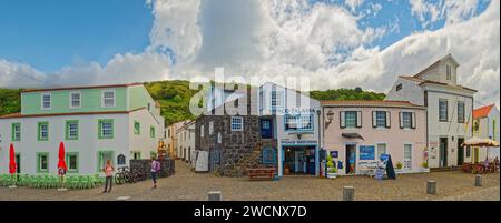 Panoramablick auf das Walfang- und Fischerdorf Lajes do Pico eine leere Straße mit farbenfrohen Häusern unter hellem Himmel, Lajes, Pico Pico Island Stockfoto