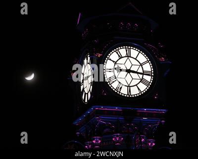 Sheerness, Kent, Großbritannien. Januar 2024. Wetter in Großbritannien: Der Mondsichel mit dem Sheerness-Uhrturm an einem kalten Abend in Kent. Quelle: James Bell/Alamy Live News Stockfoto