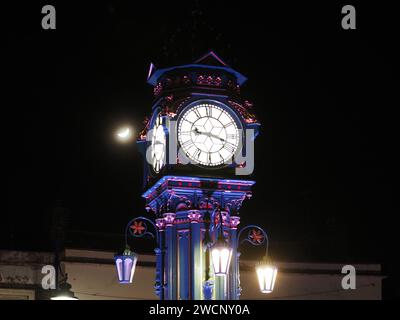 Sheerness, Kent, Großbritannien. Januar 2024. Wetter in Großbritannien: Der Mondsichel mit dem Sheerness-Uhrturm an einem kalten Abend in Kent. Quelle: James Bell/Alamy Live News Stockfoto
