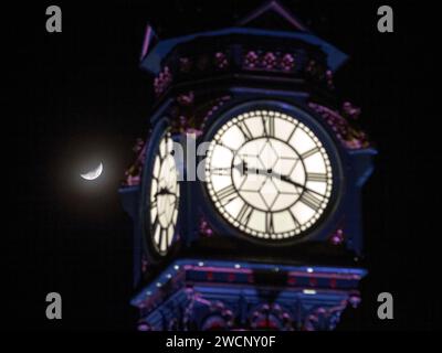 Sheerness, Kent, Großbritannien. Januar 2024. Wetter in Großbritannien: Der Mondsichel mit dem Sheerness-Uhrturm an einem kalten Abend in Kent. Quelle: James Bell/Alamy Live News Stockfoto